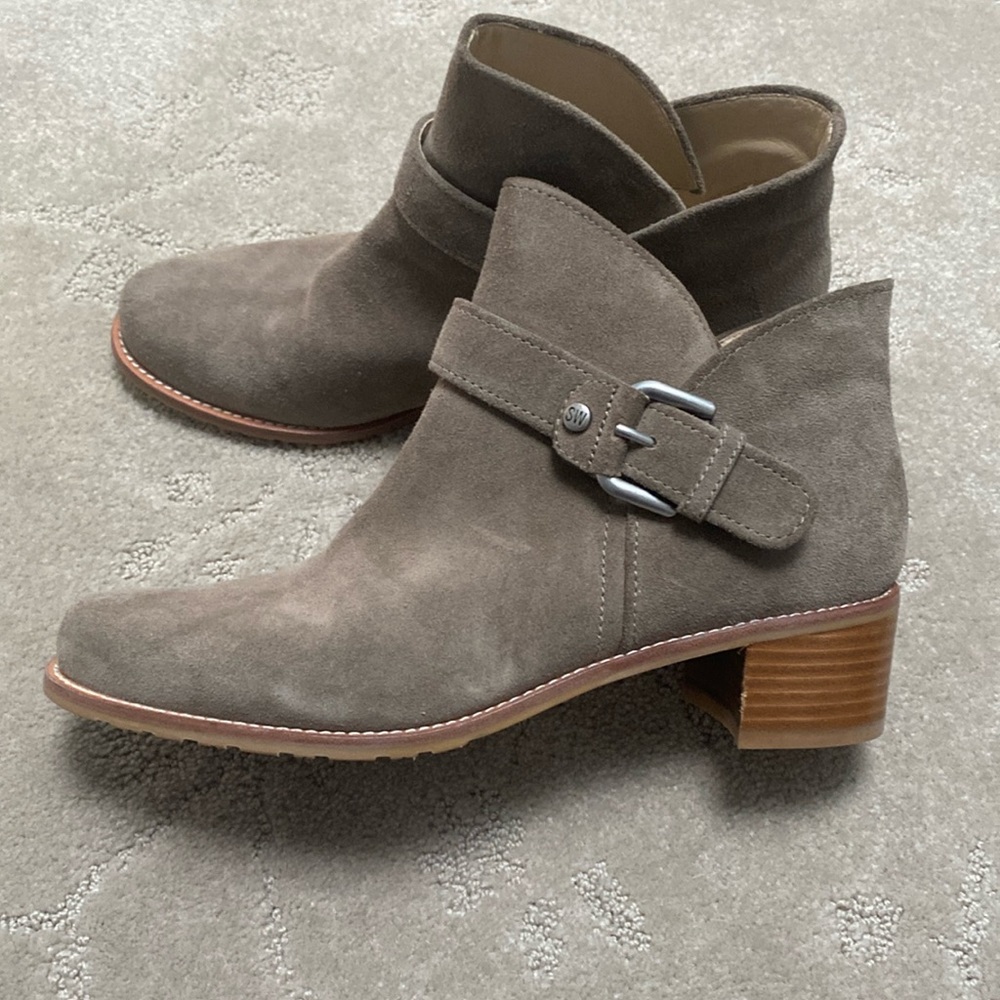 Stuart Weitzman tan bootie